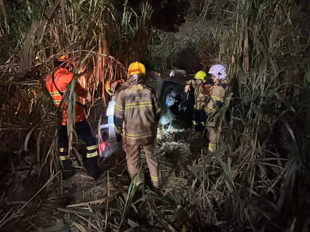 Duas pessoas ficam feridas após carro cair em ribanceira e capotar na BR-364