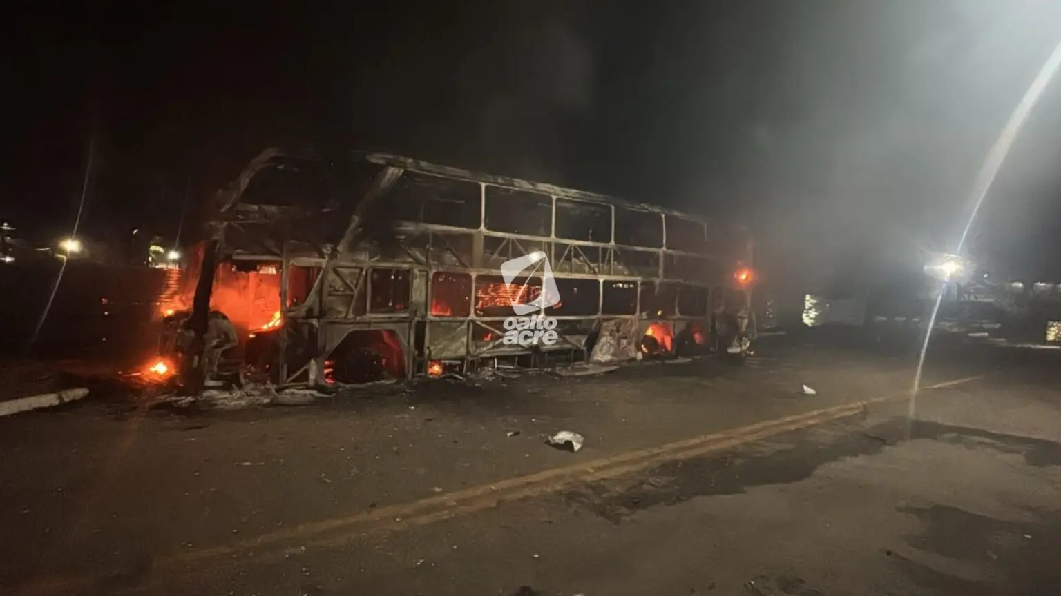 Ônibus de R$ 2 mi e veículos são destruídos durante madrugada no Acre