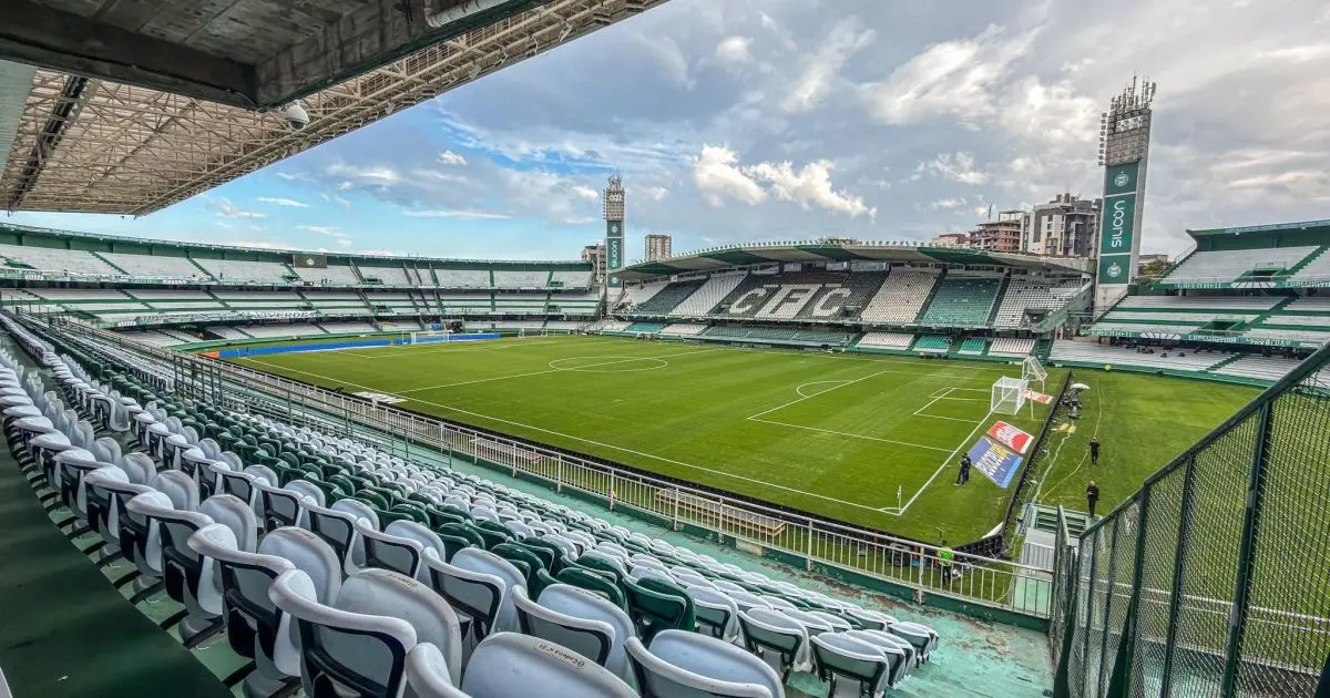 Coritiba x Chapecoense: escalações e onde assistir ao jogo do Brasileirão