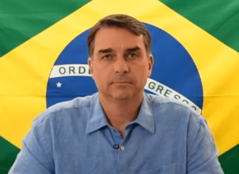 Flávio Bolsonaro ataca Lula e Lulinha: “não precisa nem fazer DNA”