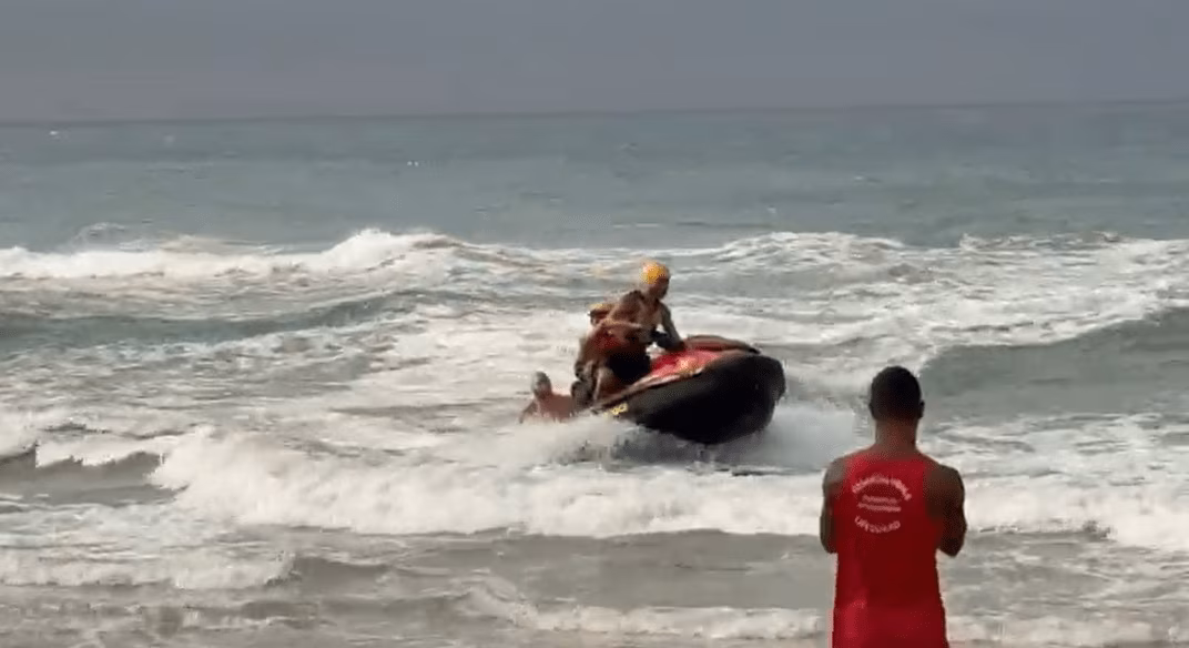 Vinte pessoas são resgatadas após vento forte na Praia do Pepê, no Rio