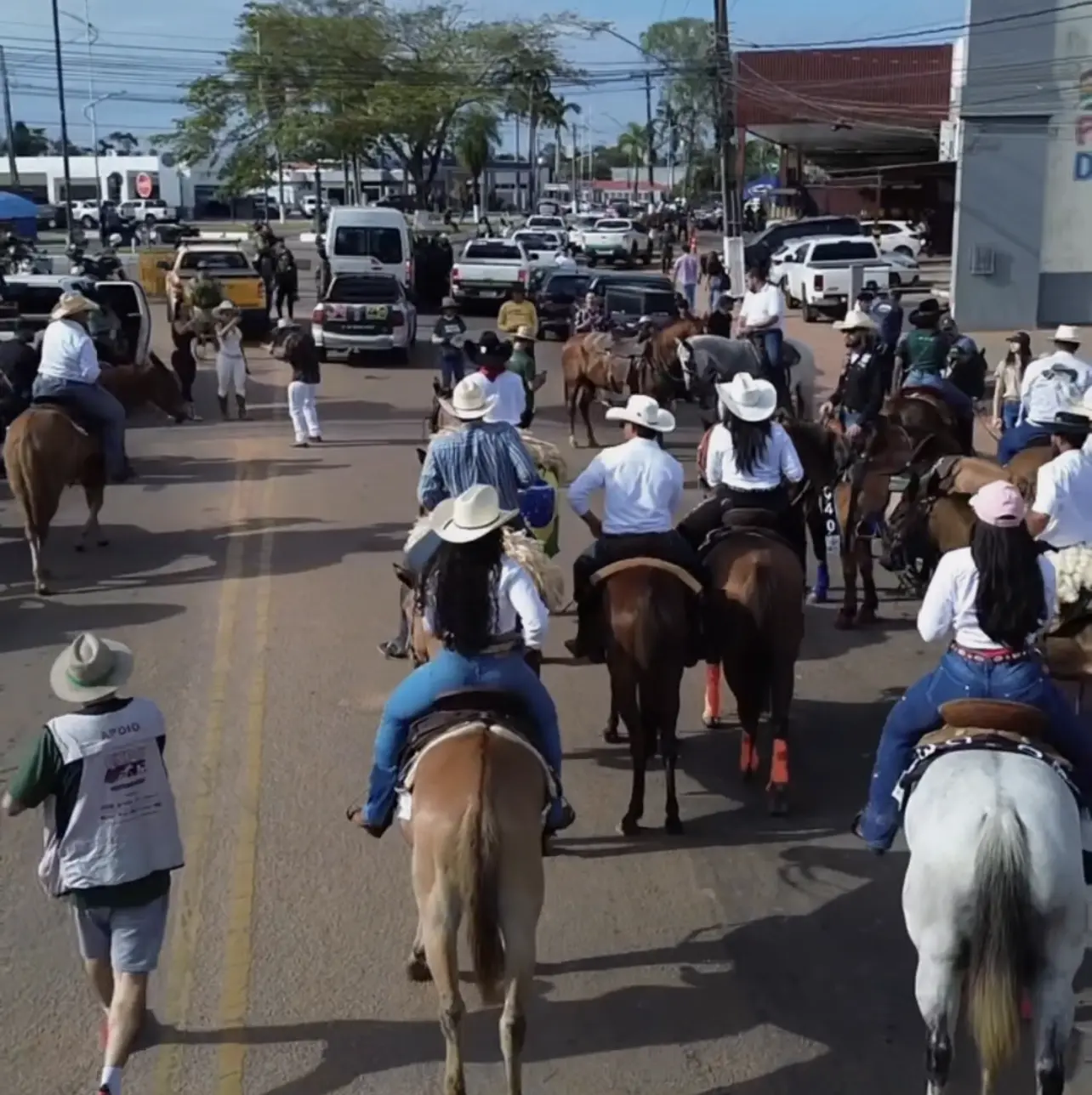 Imagens aéreas mostram multidão na abertura da Expoacre 2026