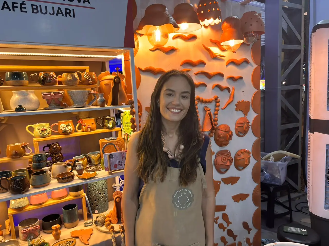 Com vitrine ao vivo, ceramista destaca artesanato na Expoacre