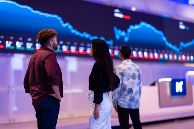 Ibovespa perde fôlego e fecha quase estável após superar 176 mil pontos