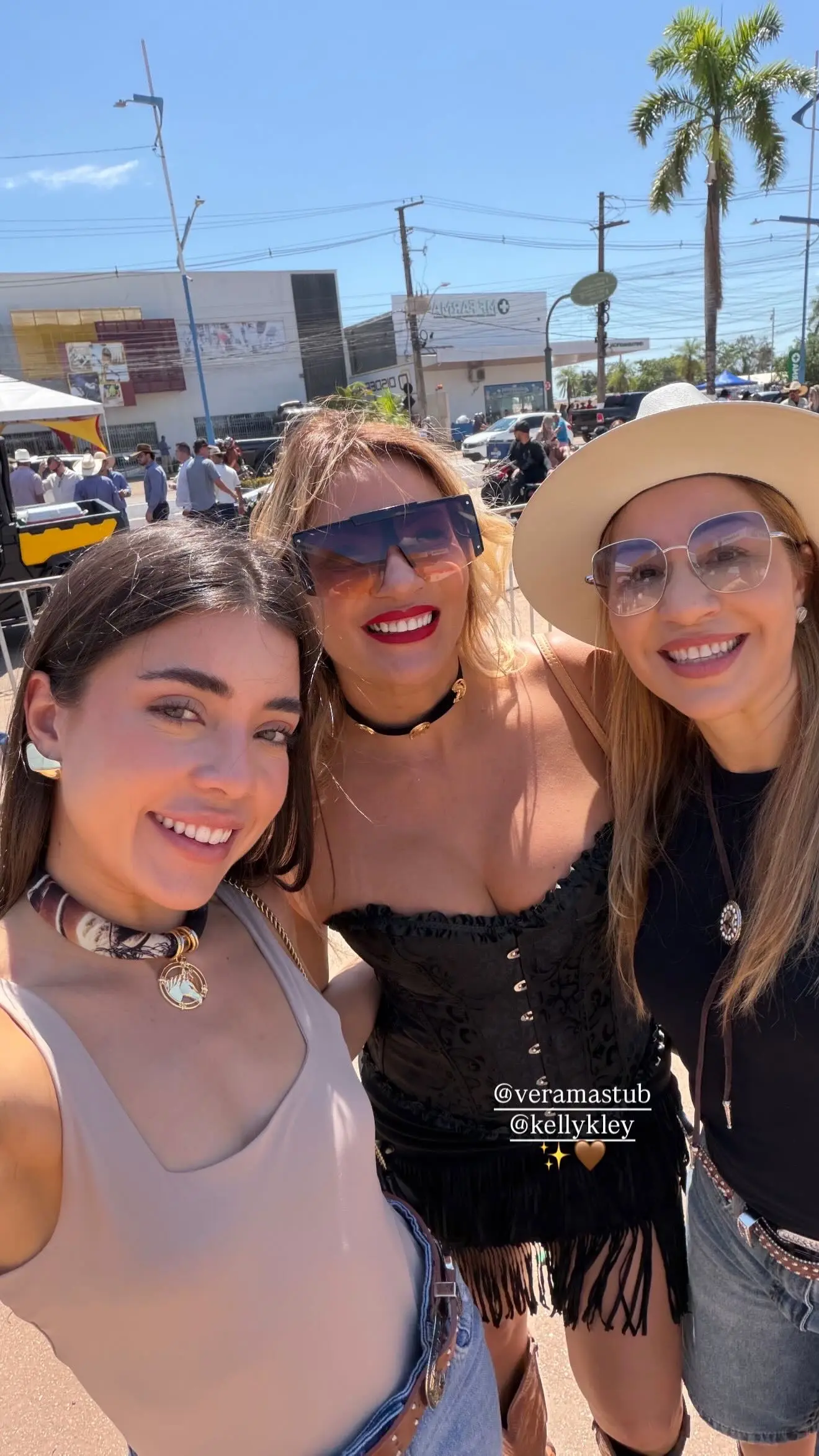 Essa colunista com a anfitriã Vera e sua nora Maria Clara