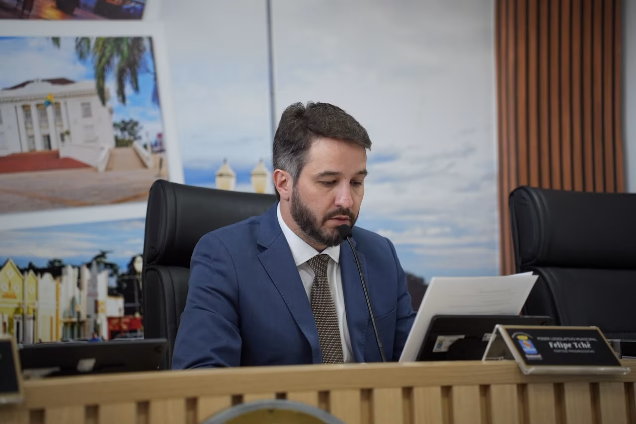 Felipe Tchê pede investimento para o esporte e parabeniza time feminino
