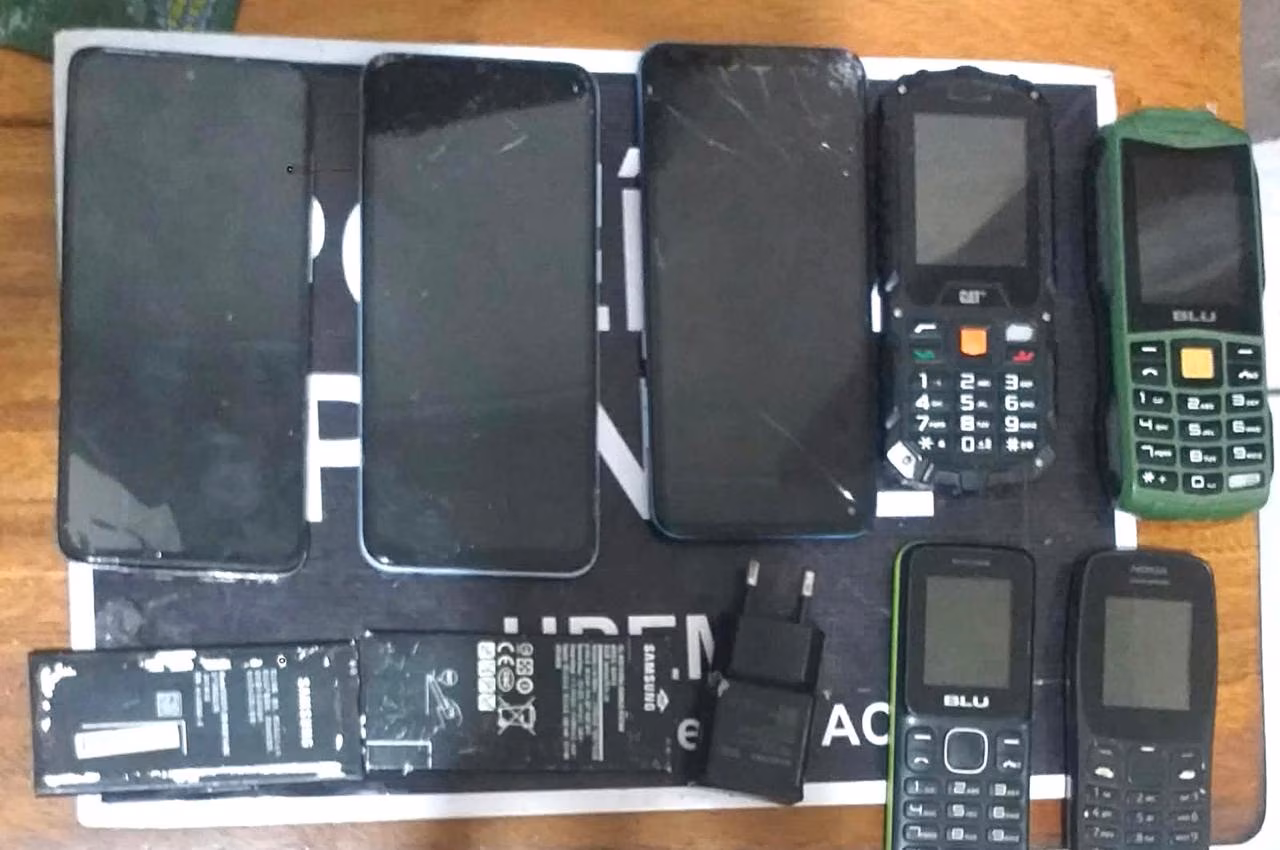 Policiais interceptam celulares arremessados para dentro de presídio no Acre