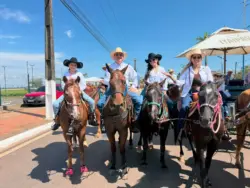 Irinéia Barbosa prestigia tradicional Cavalgada e reforça ligação com o agro acreano