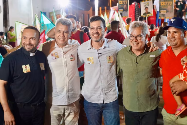 Sob aplausos do público e cercado por candidatos e lideranças da coligação
