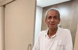 Quase 2 meses após queda de ponte, ex-juiz posta foto de pé em hospital