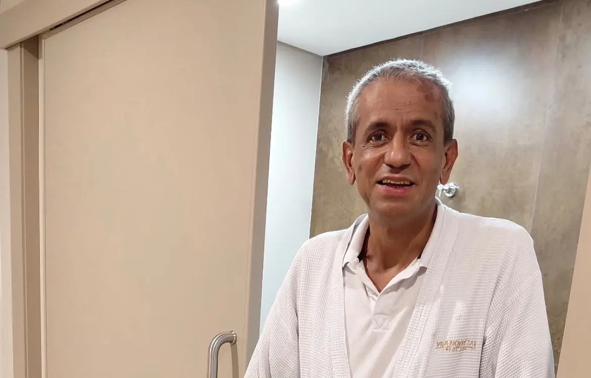 Quase 2 meses após queda de ponte, ex-juiz posta foto de pé em hospital