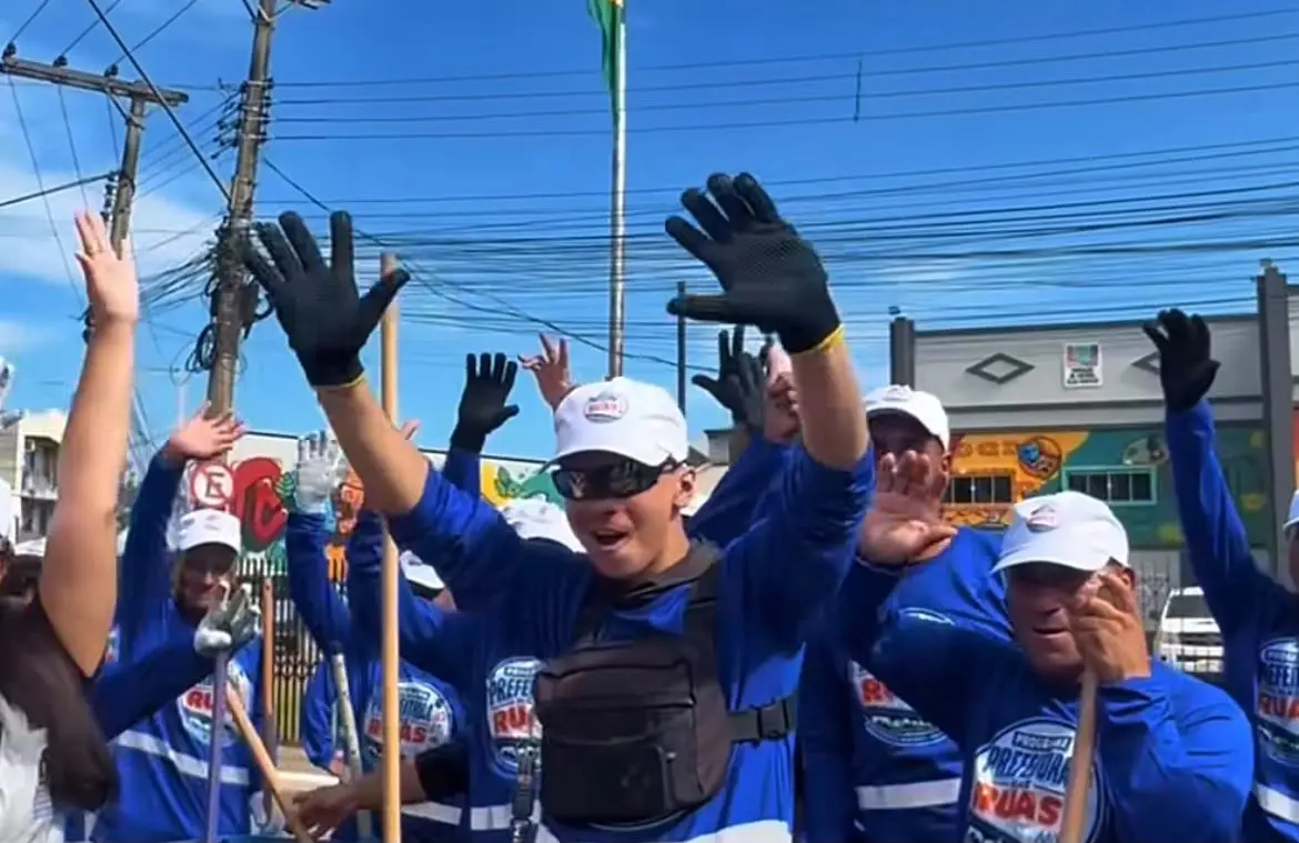 Em ritmo de festa, equipes da prefeitura mostram limpeza pesada durante a Cavalgada