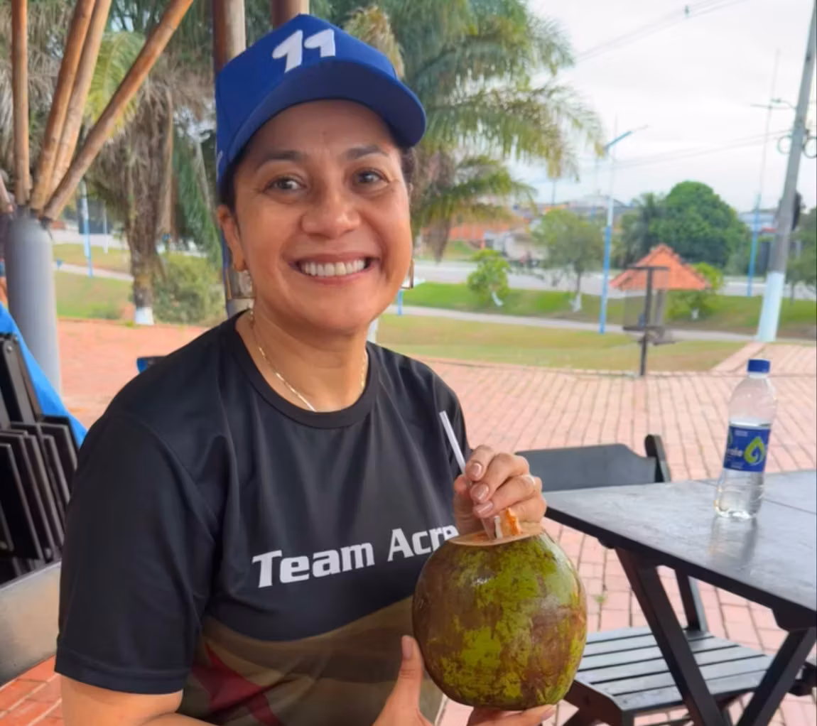 Mailza começa a agenda do dia caminhando e tomando água de coco no Ipê