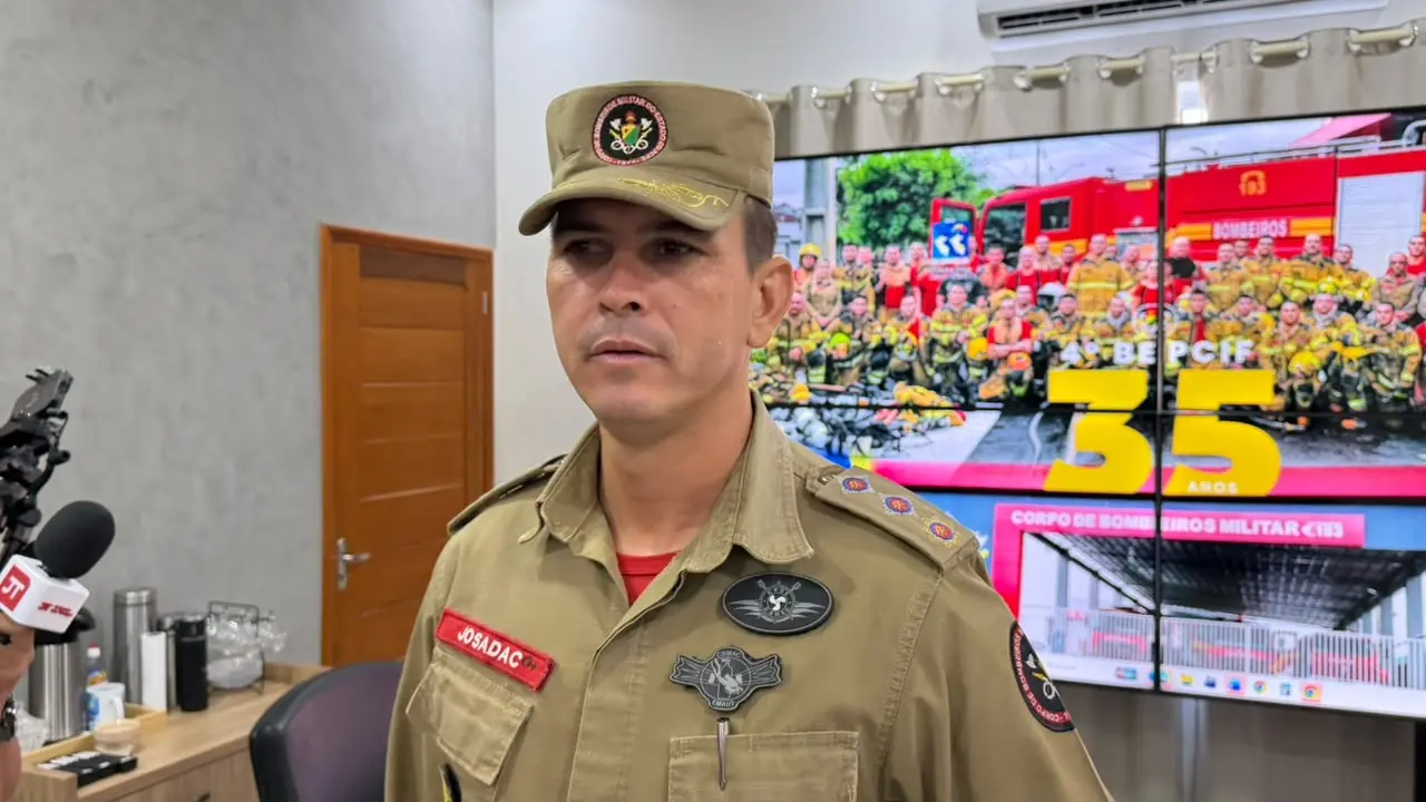 O comandante explica que a movimentação da areia provocada pela correnteza pode dificultar a localização