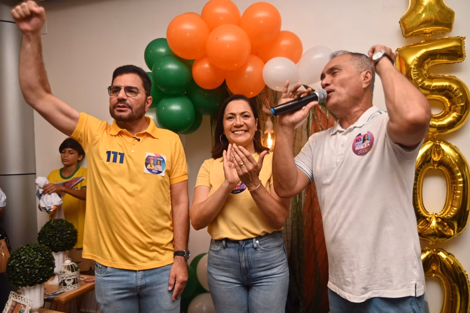 Minoru inaugura comitê com bandeiraço e presença de Mailza e Gladson