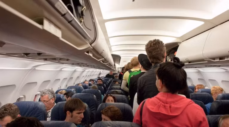 Os hábitos que mais irritam passageiros em aviões, de acordo com pesquisa; veja lista