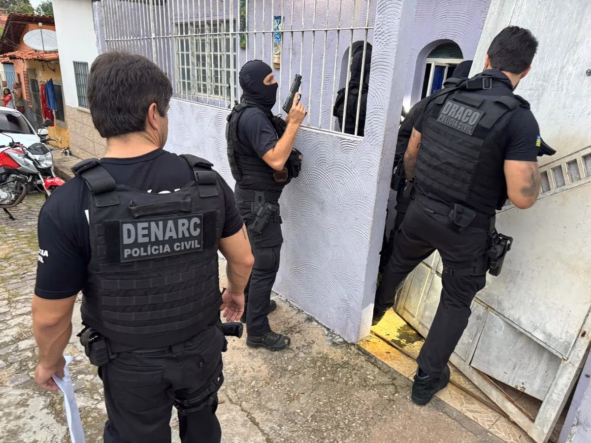 Após esquema de casas, polícia descobre tráfico e armas ligados à facção