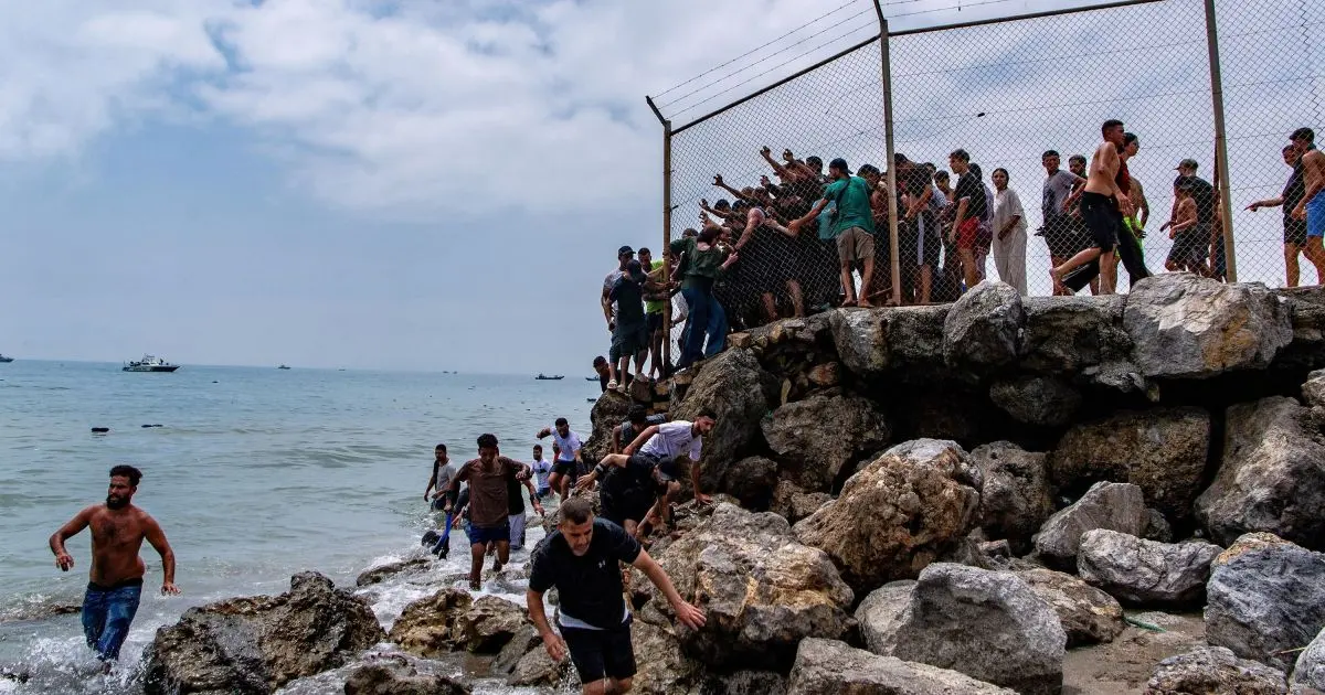 Entenda como redes de tráfico humano agravaram a crise migratória em Ceuta