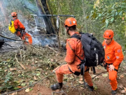 Helicóptero de passeio cai e explode em encosta; 4 morrem