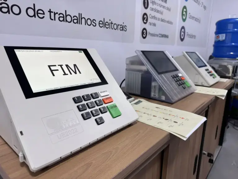Urnas eletrônicas estão sendo expostas no estande do TRE-AC