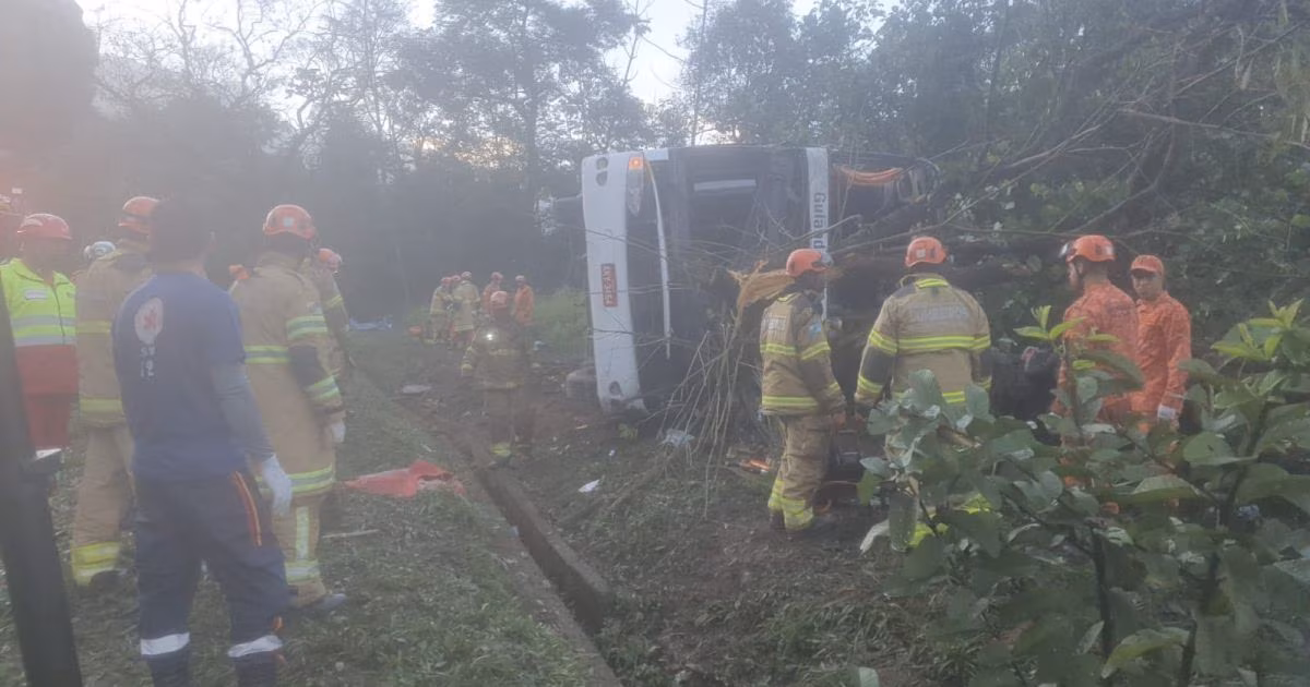 Acidente com ônibus deixa oito pessoas mortas na região serrana do RJ