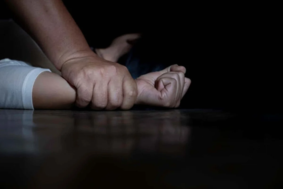 Padrasto é preso por estuprar enteada de 15 anos após mãe achar mensagens