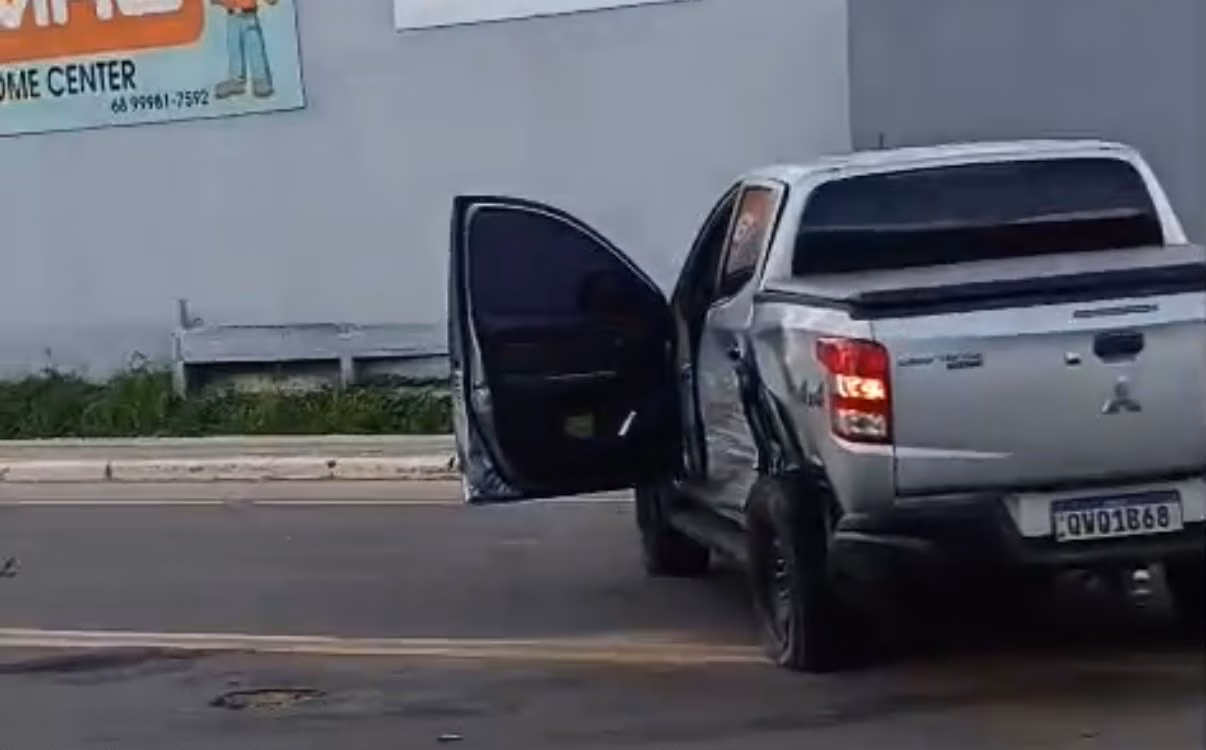 Caminhão colide contra dois carros em avenida de Cruzeiro do Sul