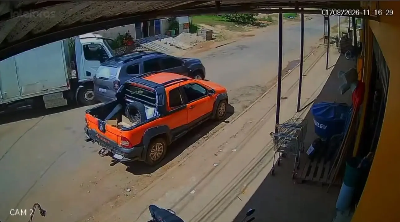 Caminhão entra na preferencial e quase provoca grave acidente no Acre