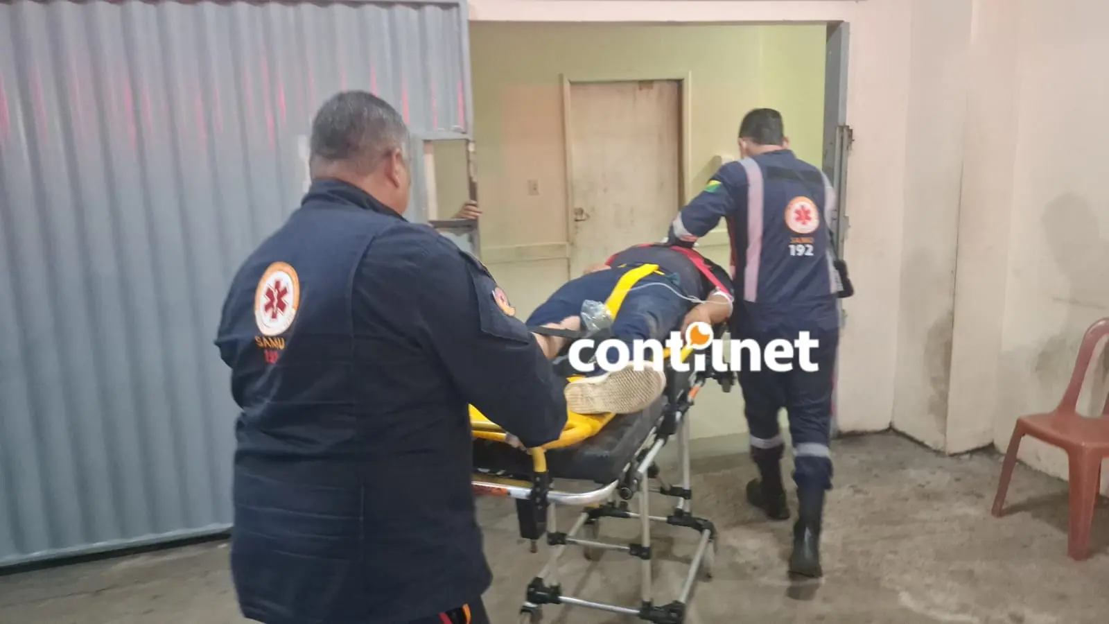 Motociclista fica desacordado após colisão em cruzamento da capital