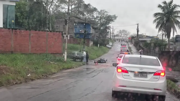 opulares prestaram os primeiros socorros logo após o acidente.