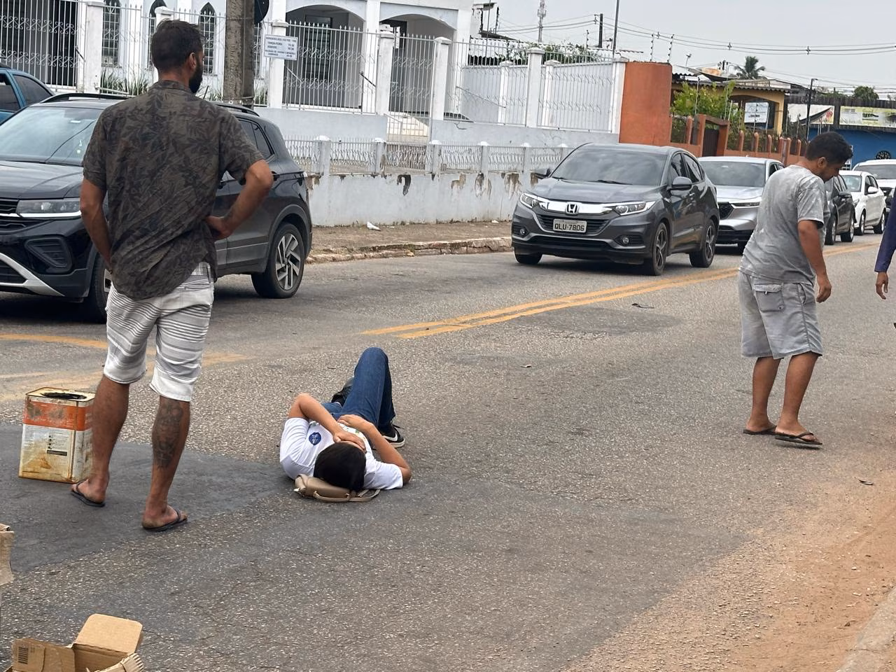 Colisão entre duas motos deixa mulher ferida em Rio Branco