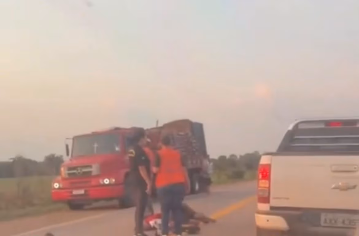 Colisão entre moto e carreta deixa casal gravemente ferido da BR-364
