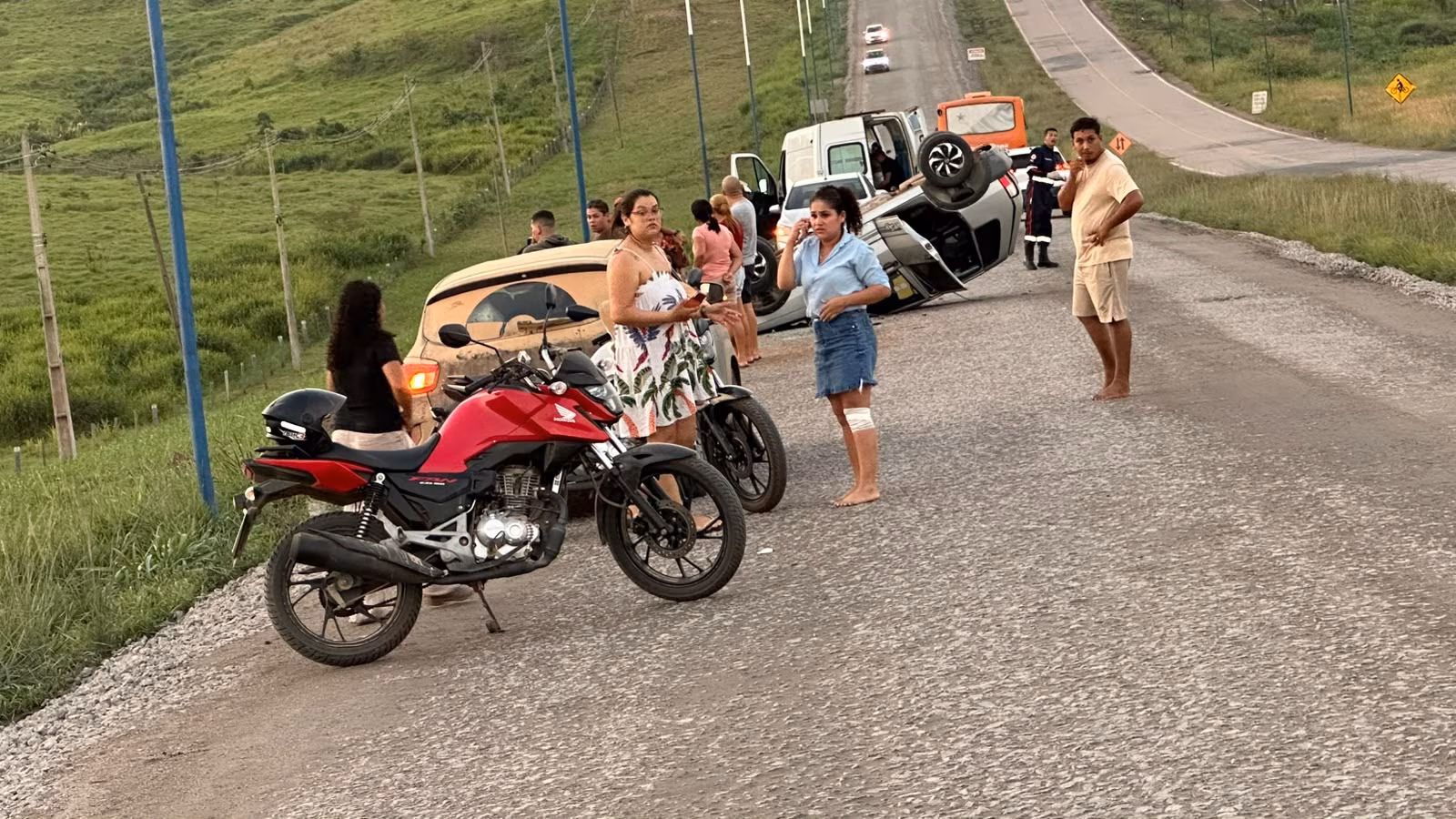 Criança de 8 anos e idoso estão entre os feridos em colisão com 3 carros na BR-364