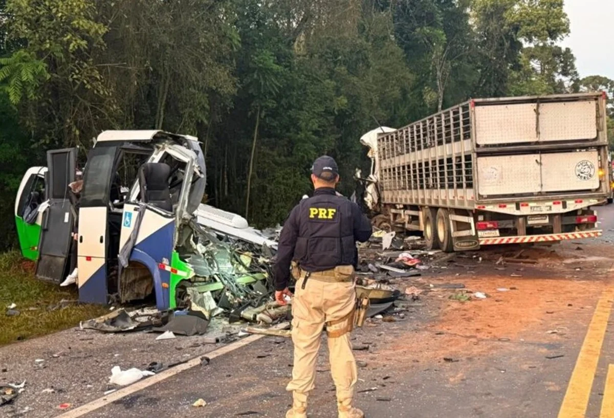 Colisão frontal entre micro-ônibus e carreta deixa ao menos 23 mortos