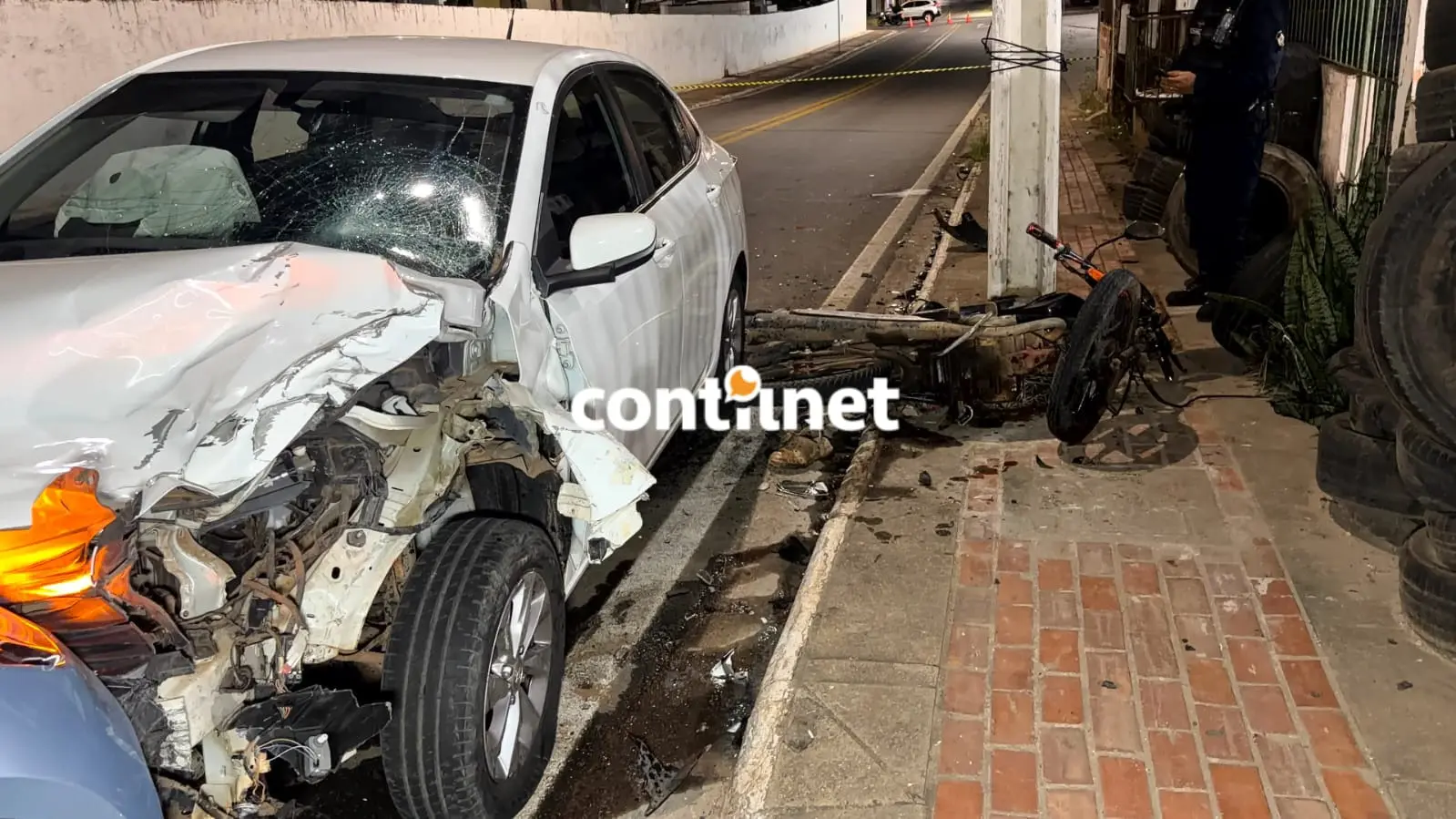 Técnica de enfermagem e marido ficam feridos após carro invadir a contramão em Rio Branco