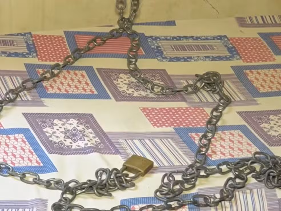 : família acorrenta filho de 32 anos para conter surto e vício