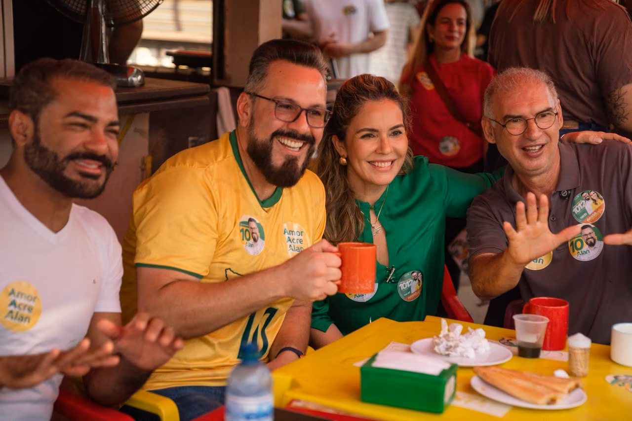 Alan Rick toma café no Mercado da Semsur e exalta tradição da baixaria