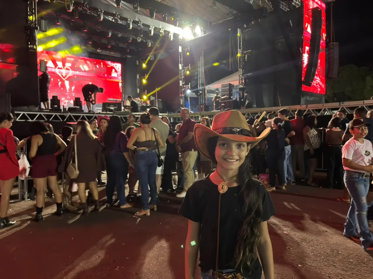 Portões abertos! Fãs correm e ficam perto do palco para show de Ana Castela
