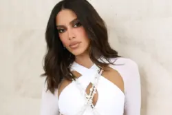 Anitta surge com camisa da Grande Rio e grava samba em meio a rumores
