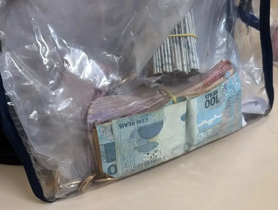 Grupo invade farmácia, arromba cofre e abandona R$ 3,4 mil durante fuga