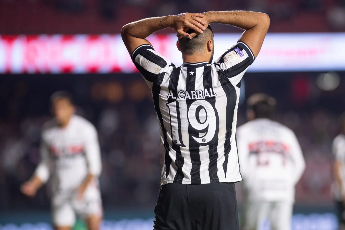 Arthur Cabral torna-se o primeiro expulso com base na Lei Vini Jr. no Brasil