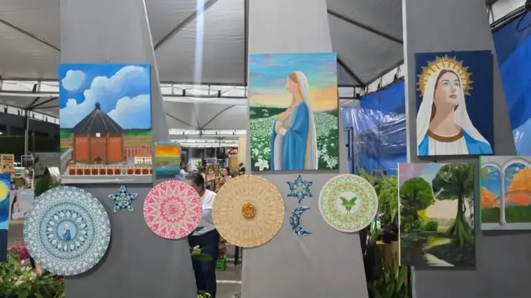 Artista expõe telas e mandalas no Novenário