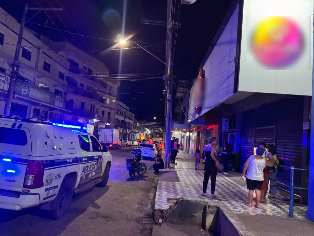 Criminosos agridem funcionários e roubam loja no bairro Bosque