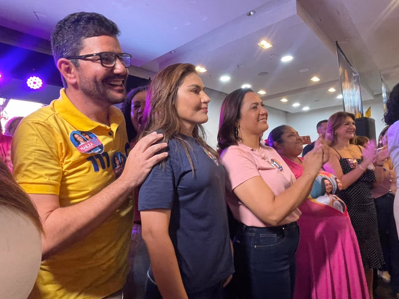 “Campeão, vencedor”: Mailza, Jéssica e Gladson cantam hino de Jamily em ato