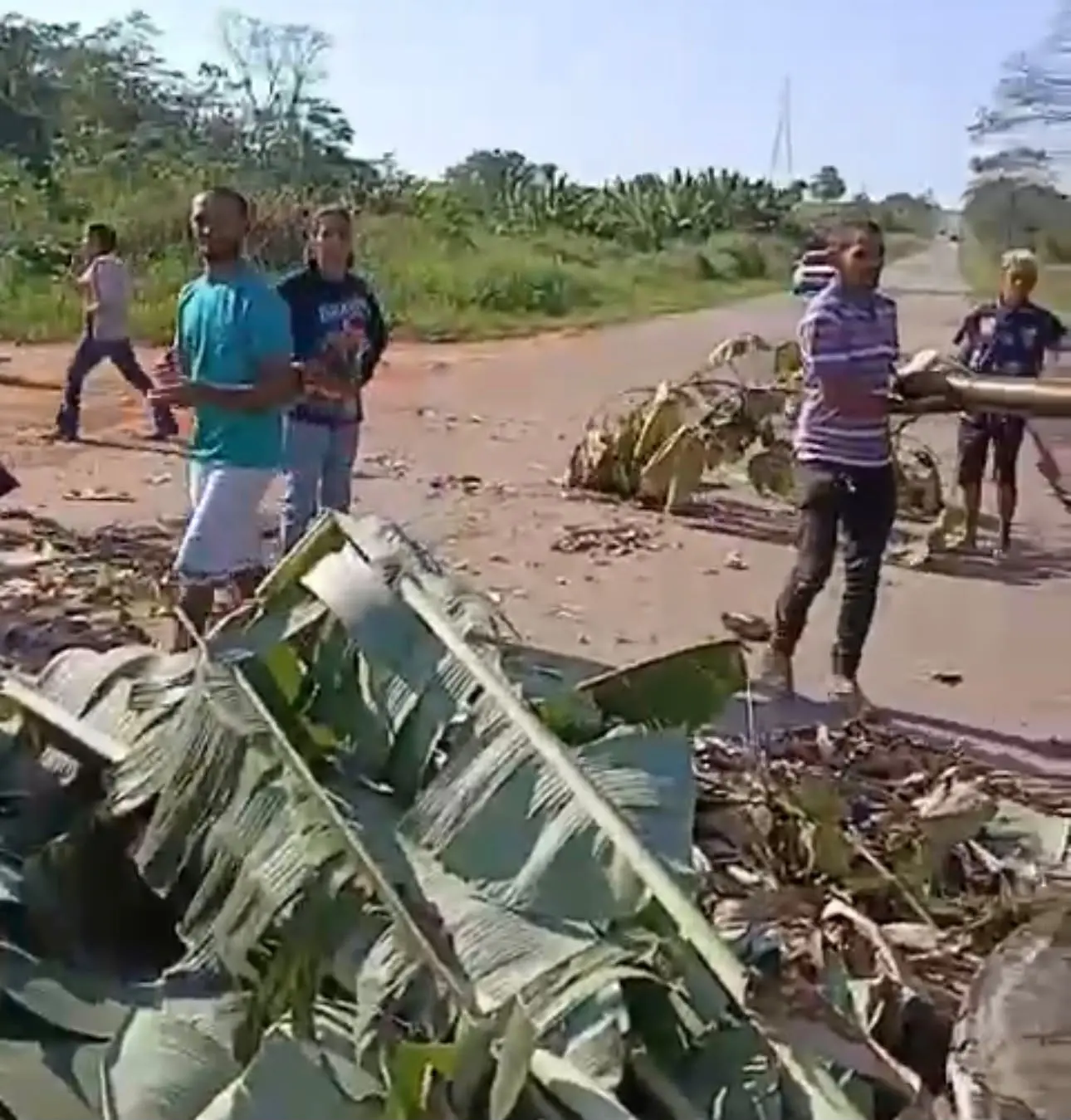 Em protesto, moradores fecham BR-364; fila de carros já é quilométrica