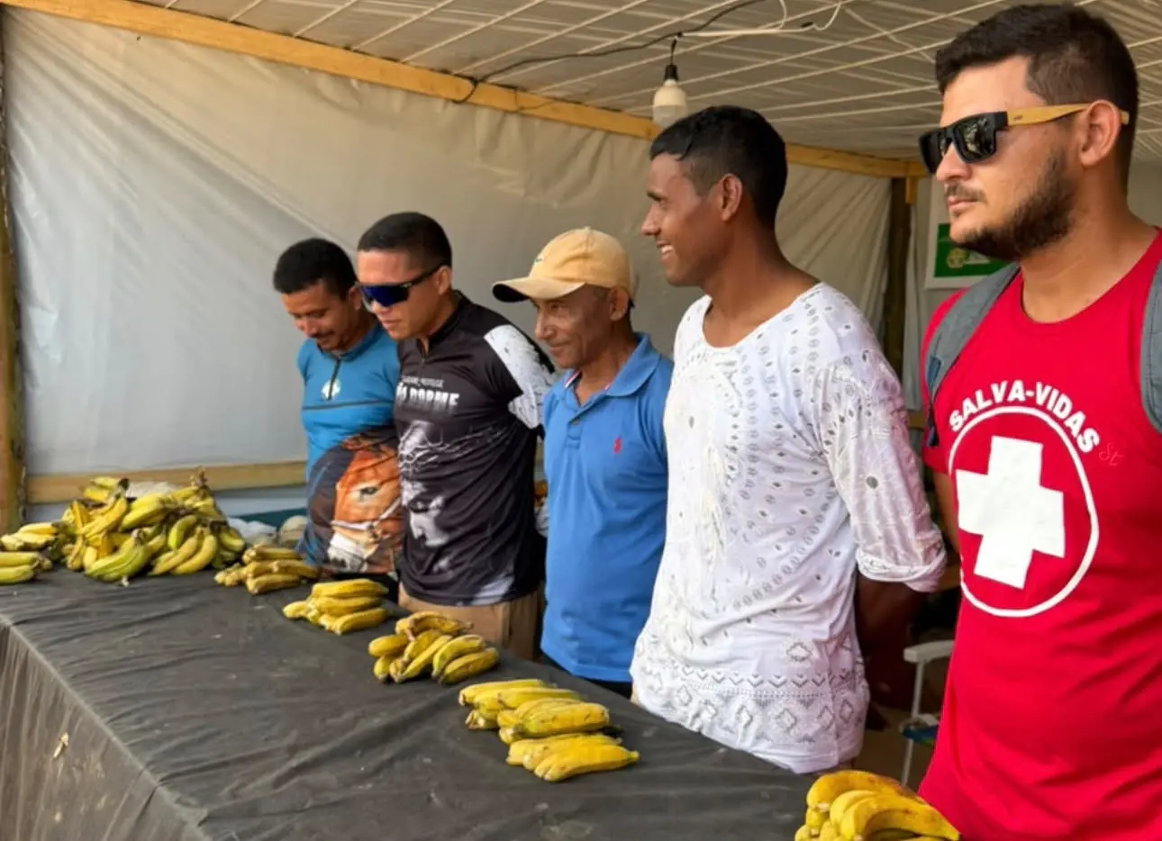 Competição de quem come mais banana diverte público e vira atração; VÍDEO