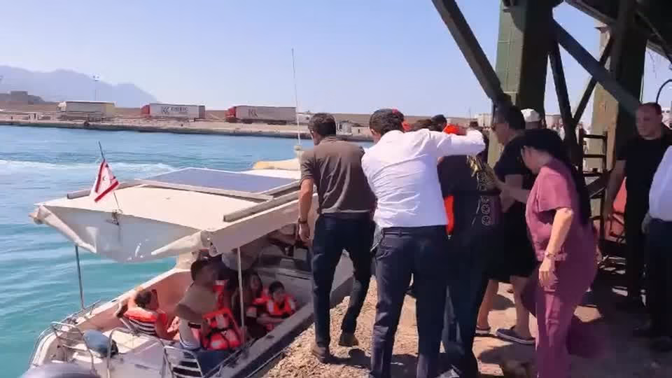 Barco com centenas a bordo naufraga perto do Chipre e ao menos sete morrem