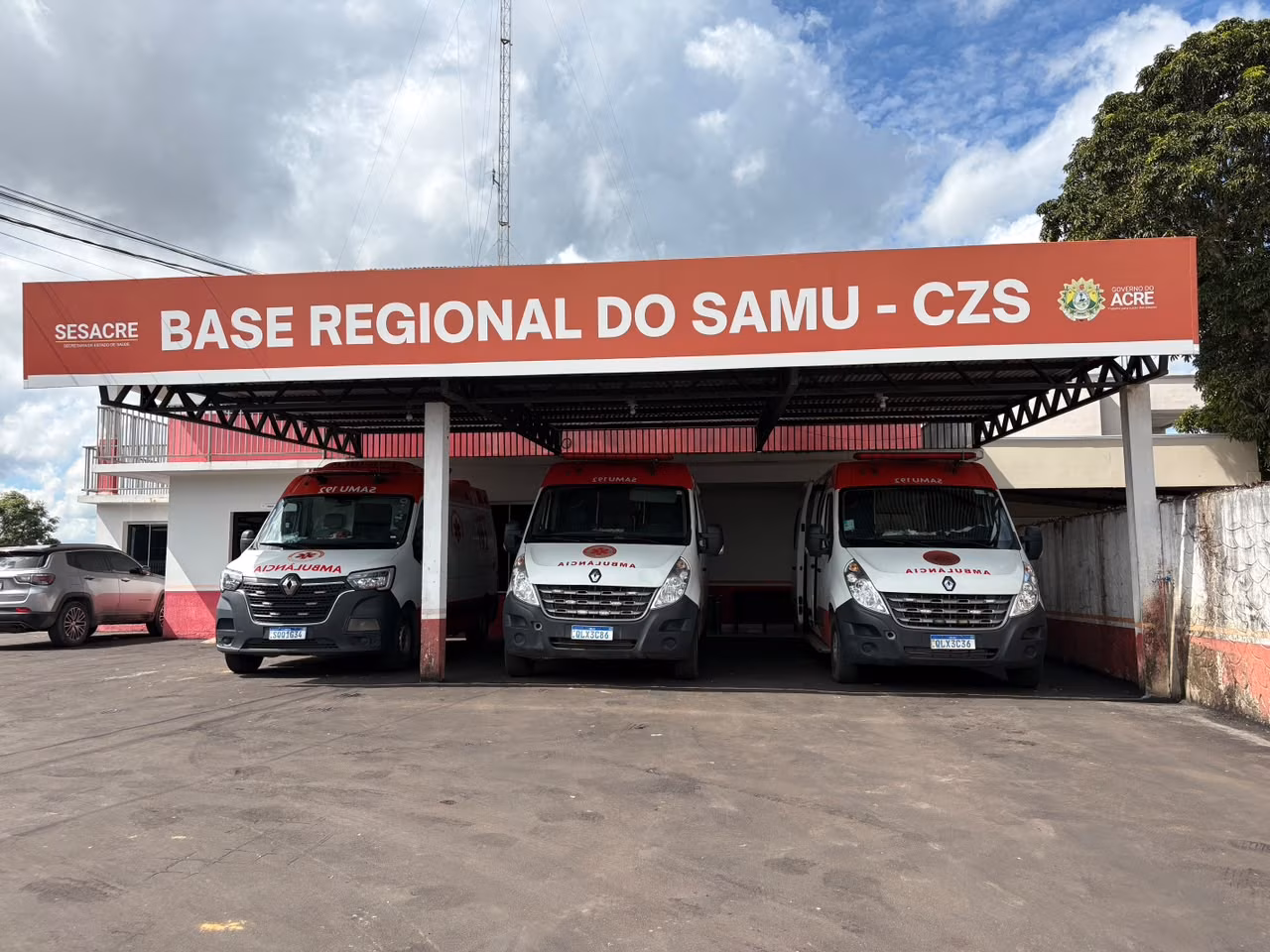 Mulher fica ferida após colisão entre moto e carro em Cruzeiro do Sul