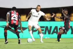 Com gol de pênalti de Matheuzinho, Vitória vence o Botafogo