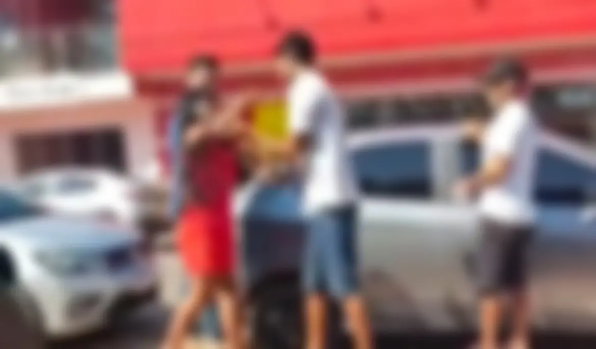 Homem tenta impedir mulher de entrar em táxi no Acre e vídeo viraliza